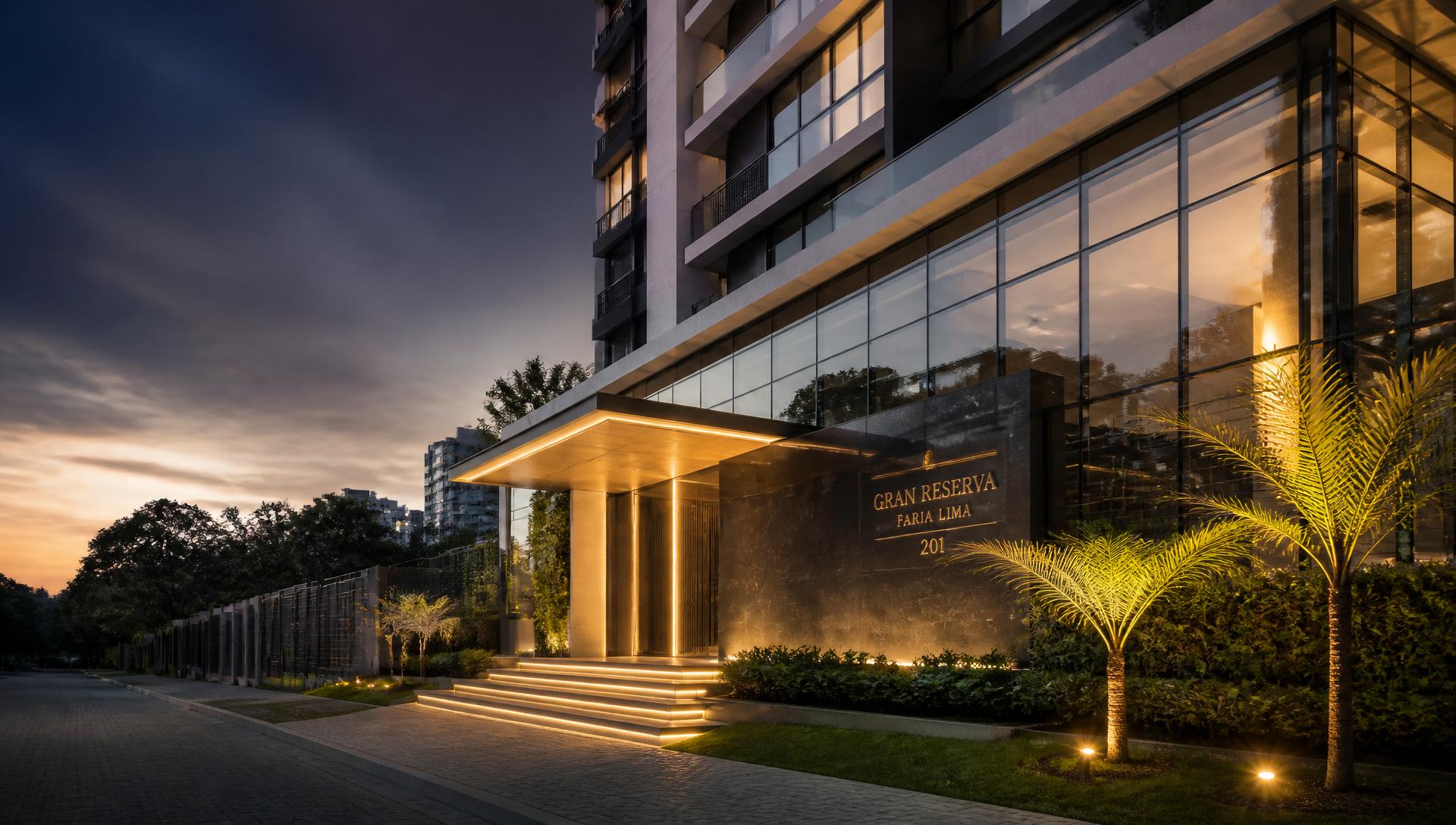 Fachada iluminada de edifício residencial de alto padrão ao entardecer